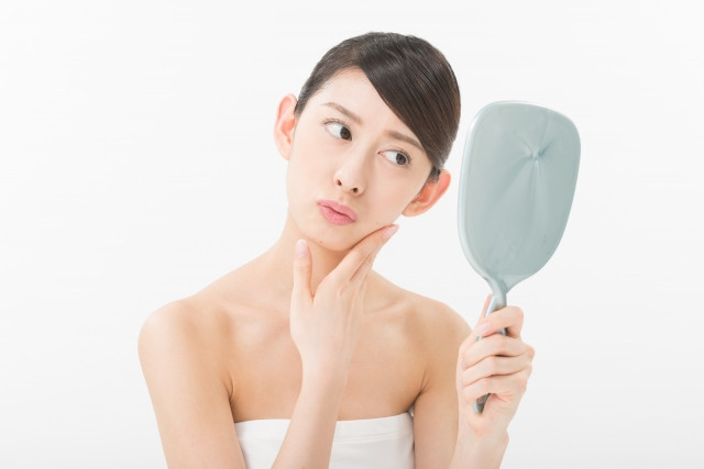 顎の痛みに悩む女性の画像